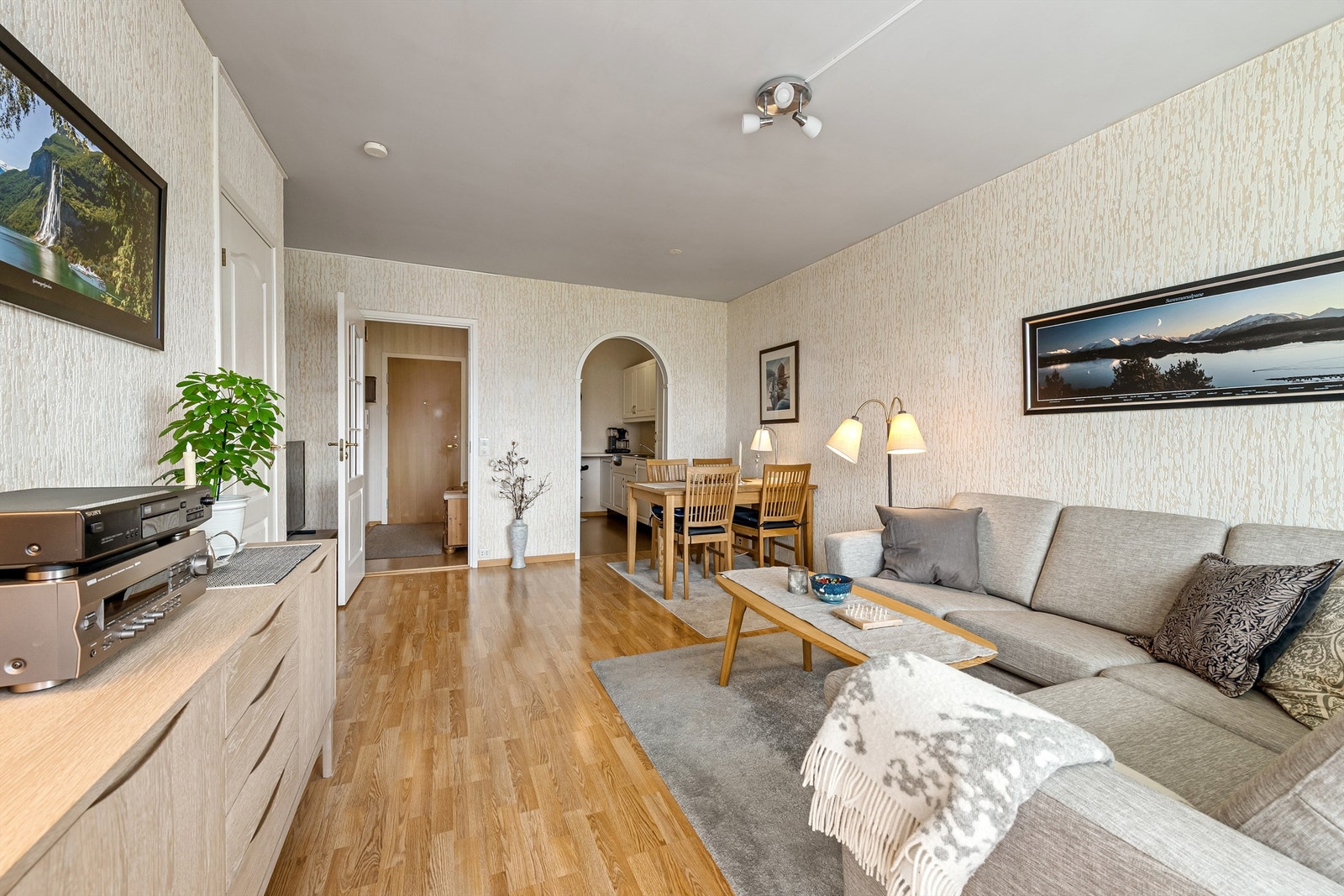 Fra stue mot kjøkken Galleribilde