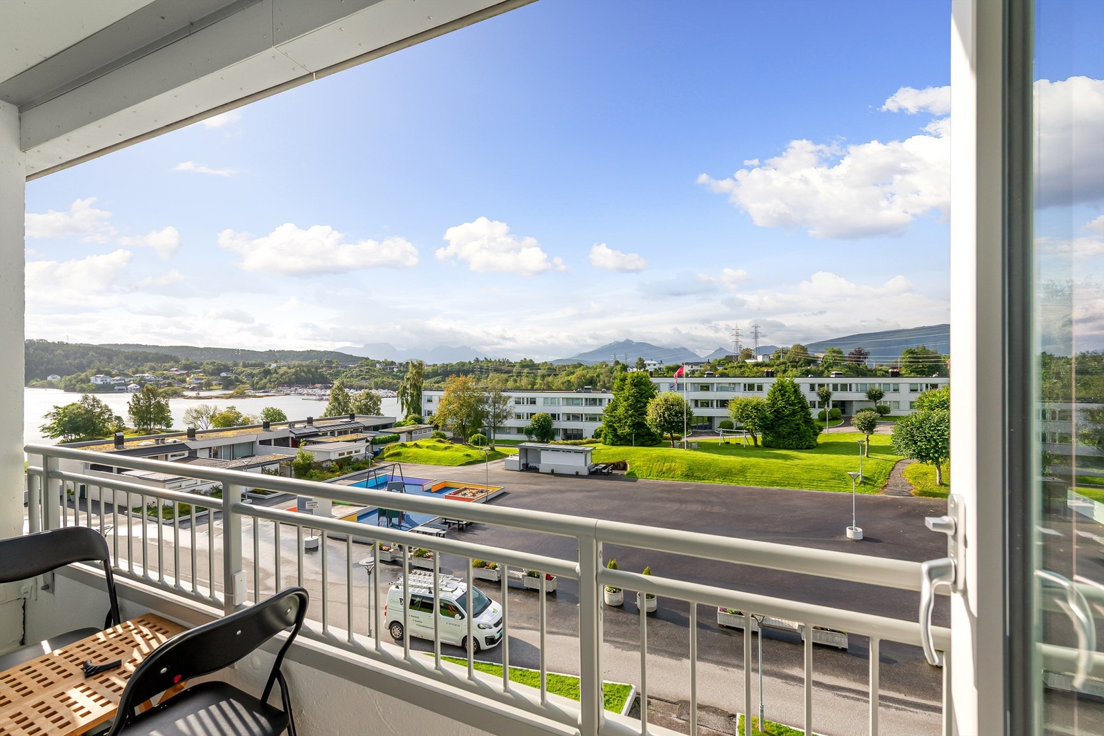 Balkong med utsikt over fellesarealer og sjøen Galleribilde