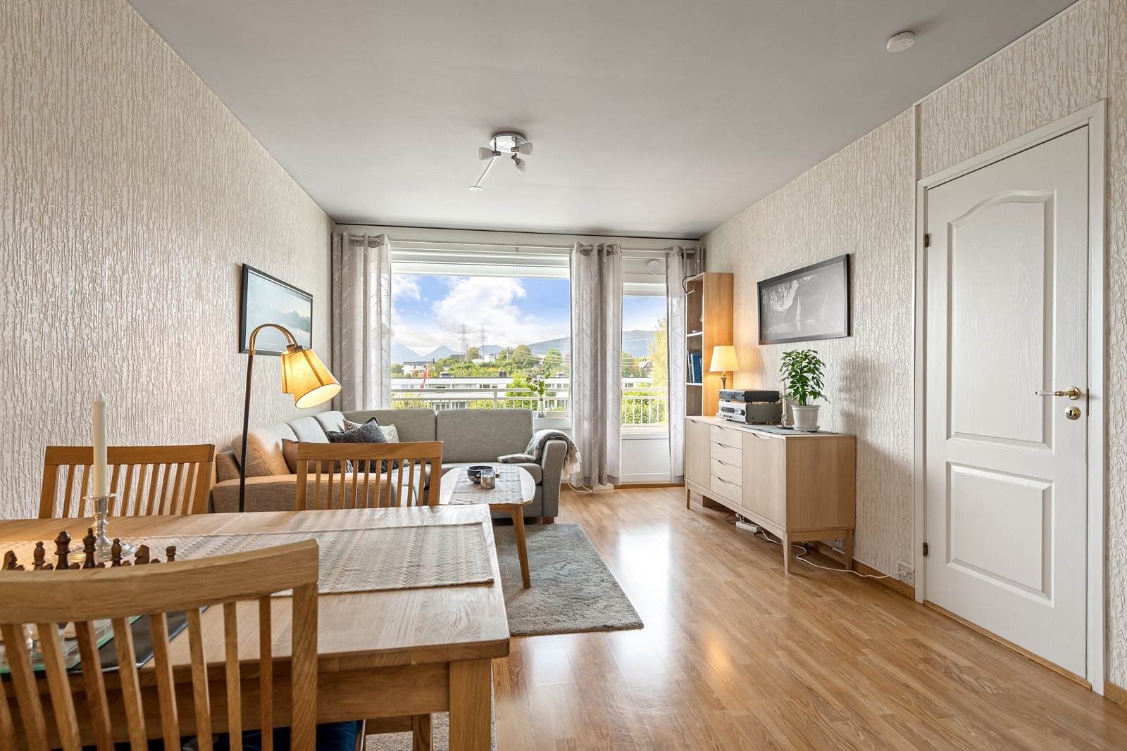 Det er god plass til både spisebord og sofagruppe på stuen Galleribilde