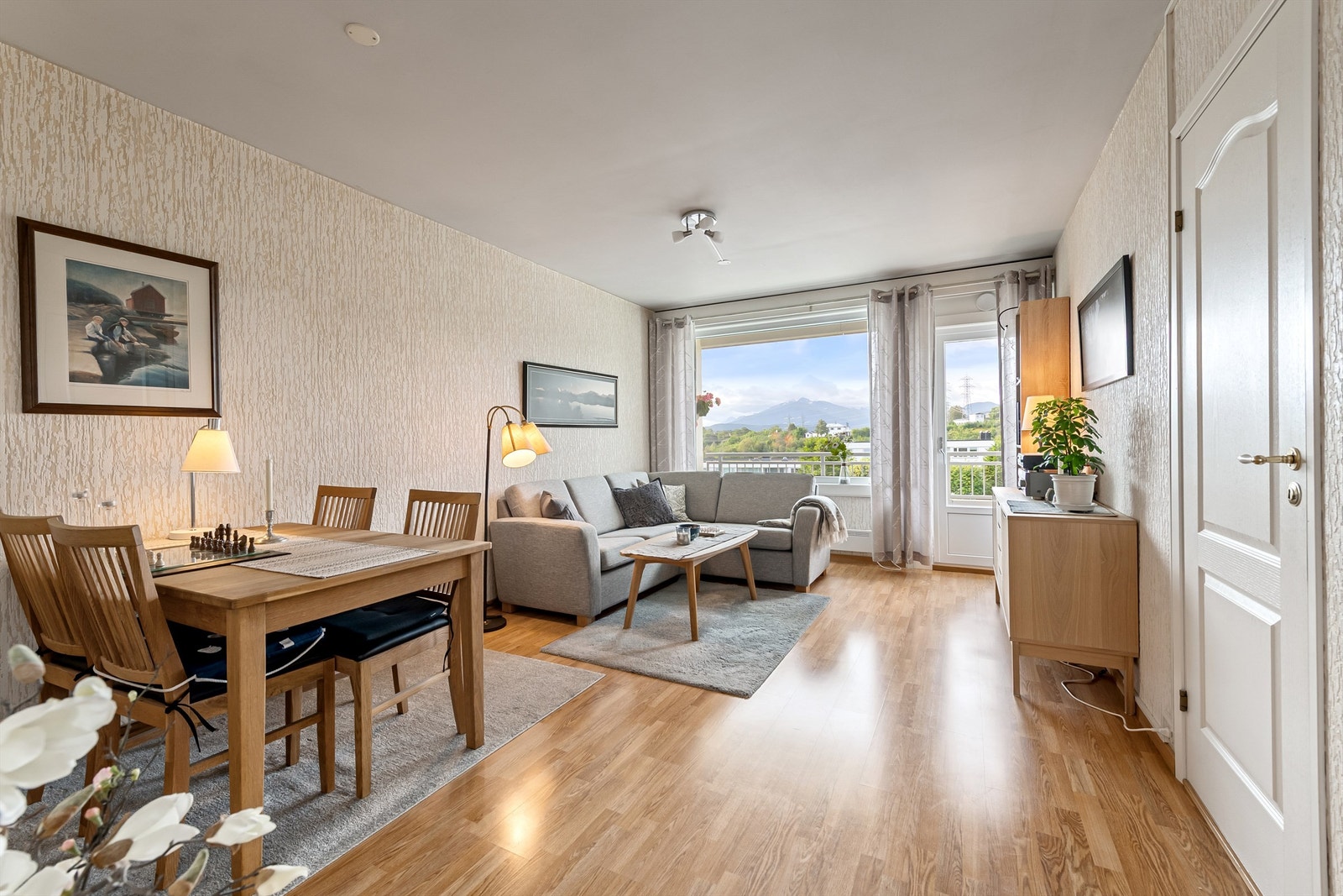 Stue med lyse overflater og godt med naturlig lysinnslipp Galleribilde