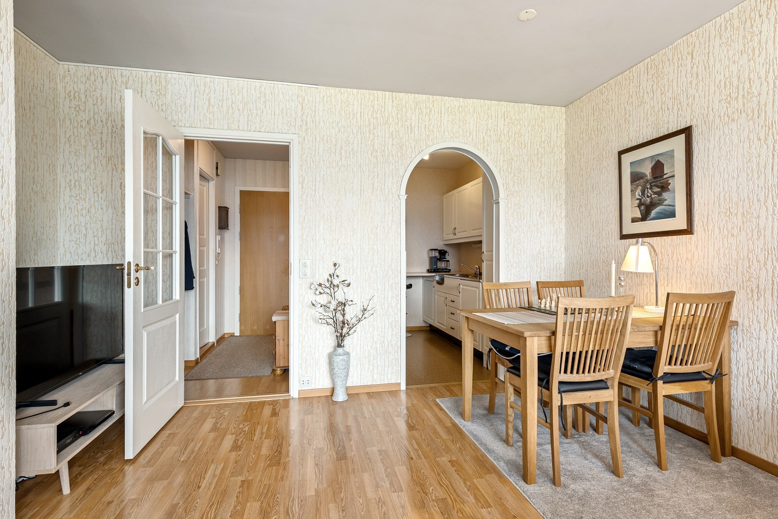 Dels åpen løsning med bue mellom stue og kjøkken Galleribilde