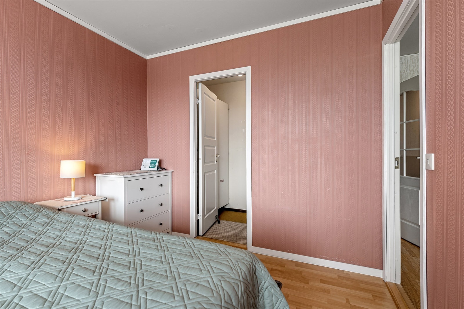 Det er adkomst fra soverom til innvendig bod Galleribilde