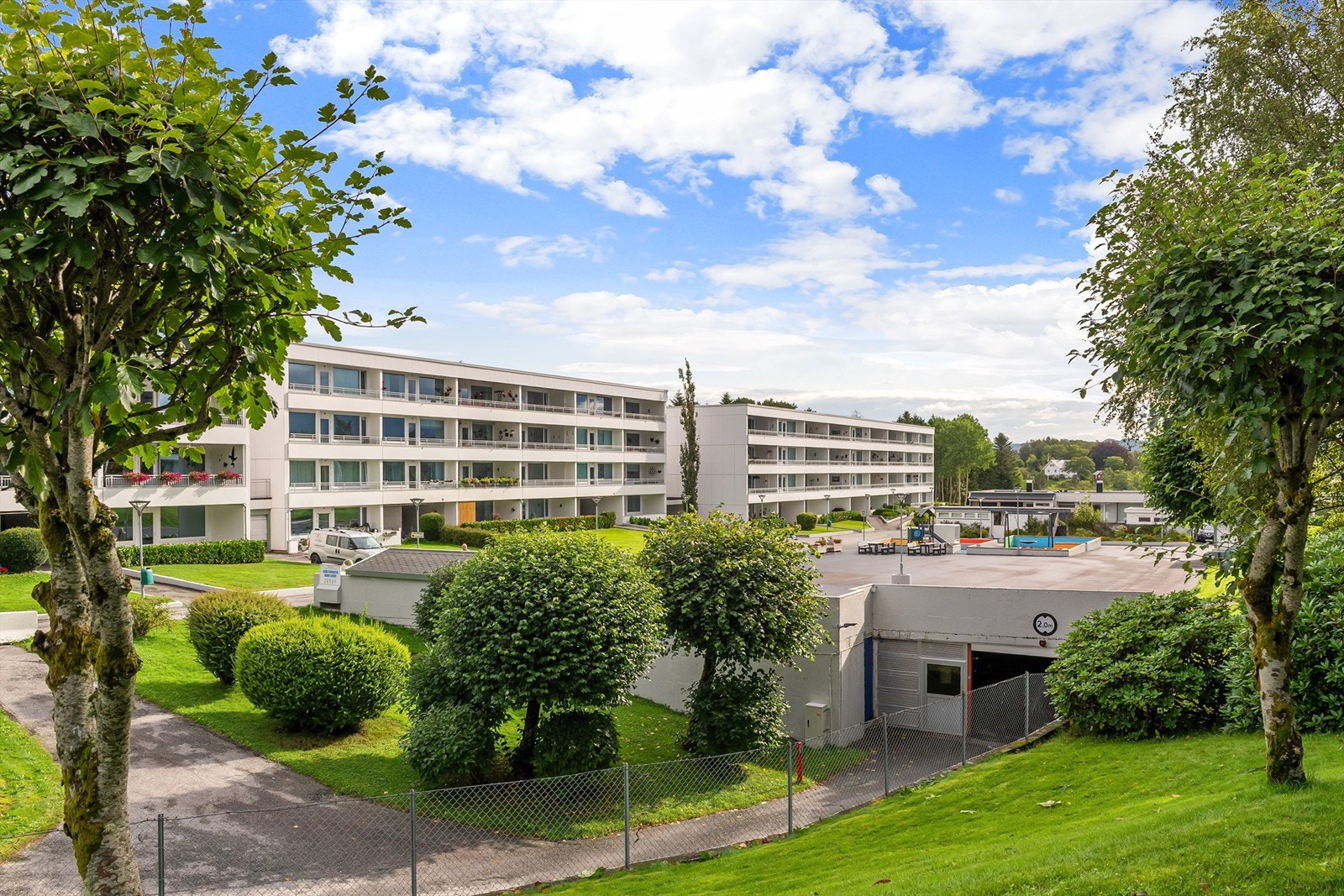 Nedkjørsel til parkeringsanlegg - tak nyttes som fellesareal/lekeplass etc. Galleribilde