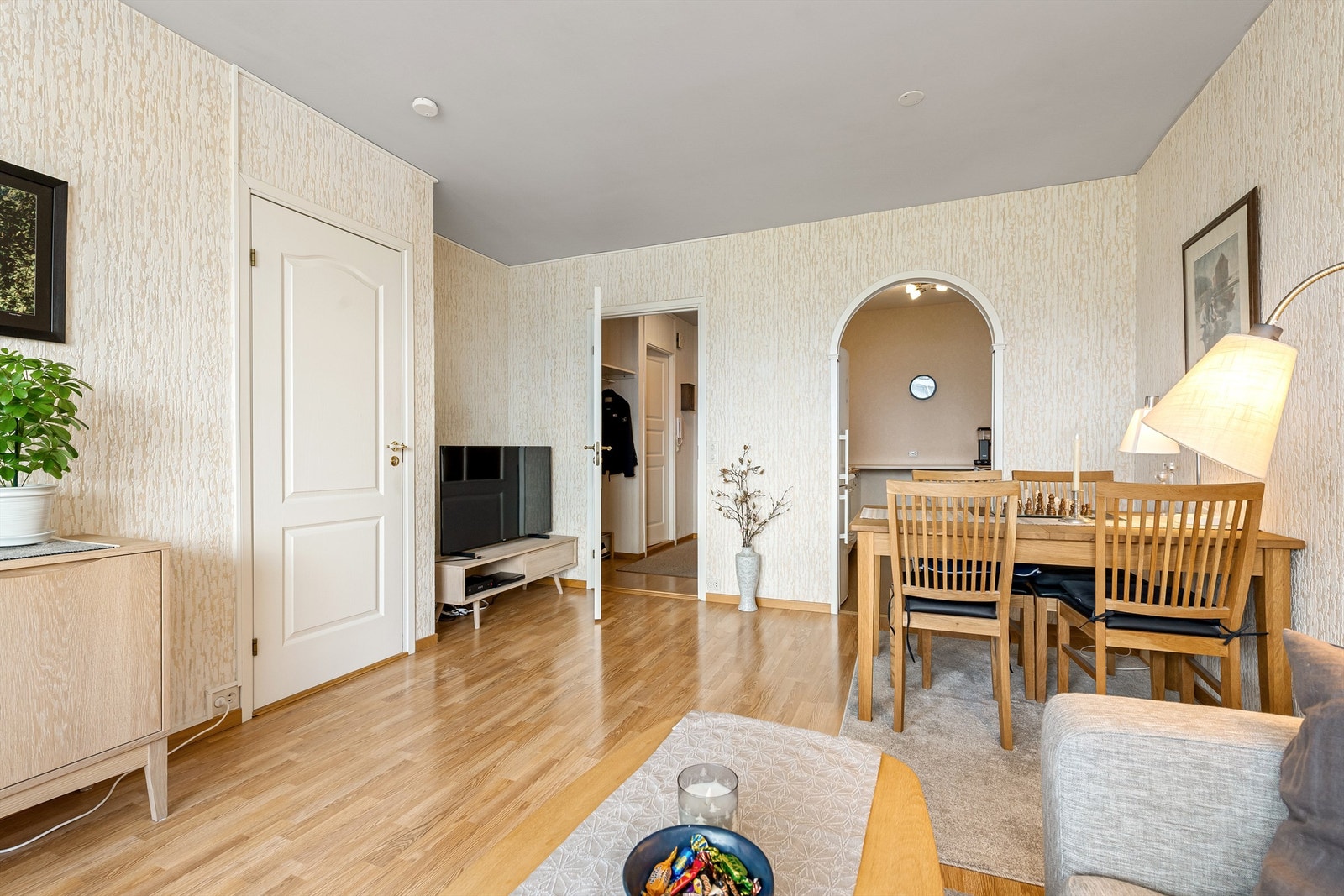 Fra stue mot gang/entre Galleribilde