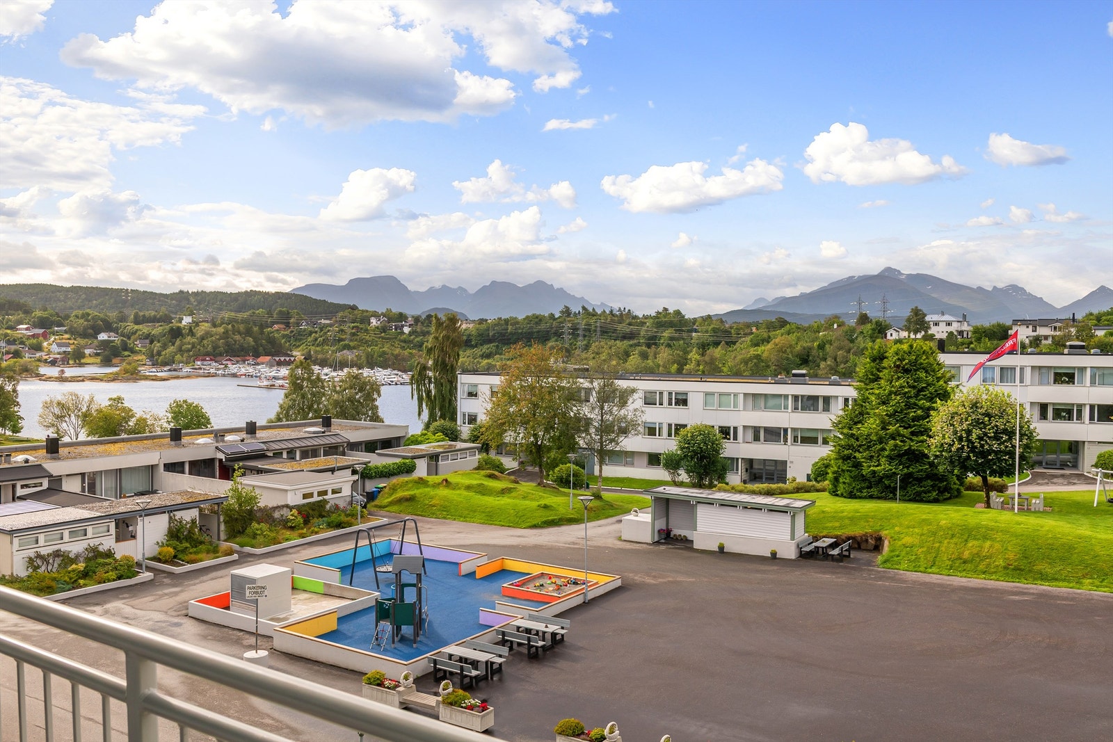 Flott utsikt over fellesarealer og sjøen fra balkongen Galleribilde