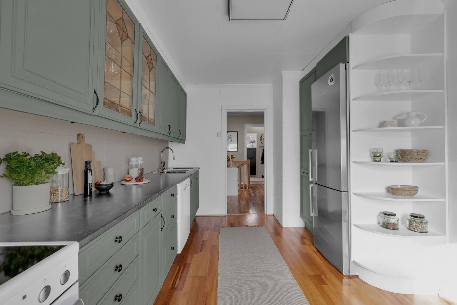 Pent kjøkken. Rikelig med benkeplass og skapplass. Galleribilde