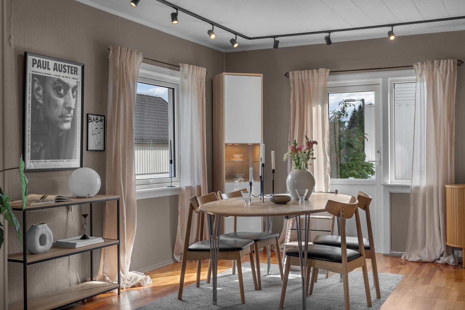 fra spisestue er det utgang til uteområdet. Galleribilde