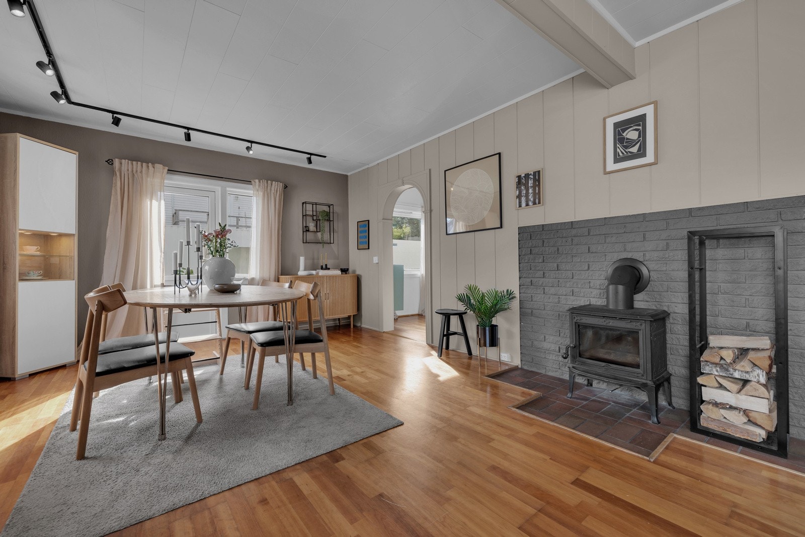 Vedfyring til kalde høstkvelder. Galleribilde