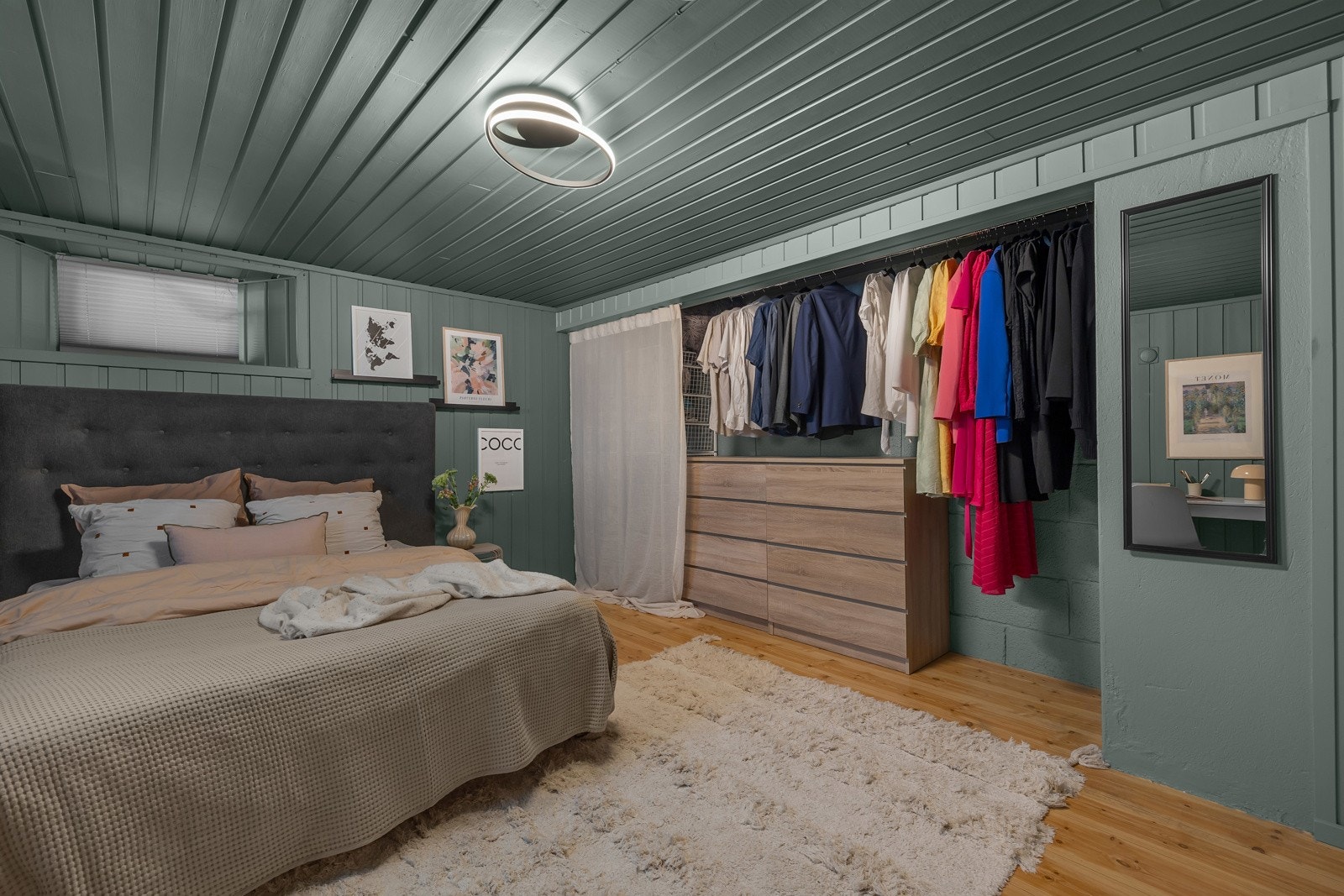 Dette rommet er egentlig en kjellerstue (fra seksjoneringstegningene) men brukes som soverom idag. Bruksendring ikke foretatt. Galleribilde