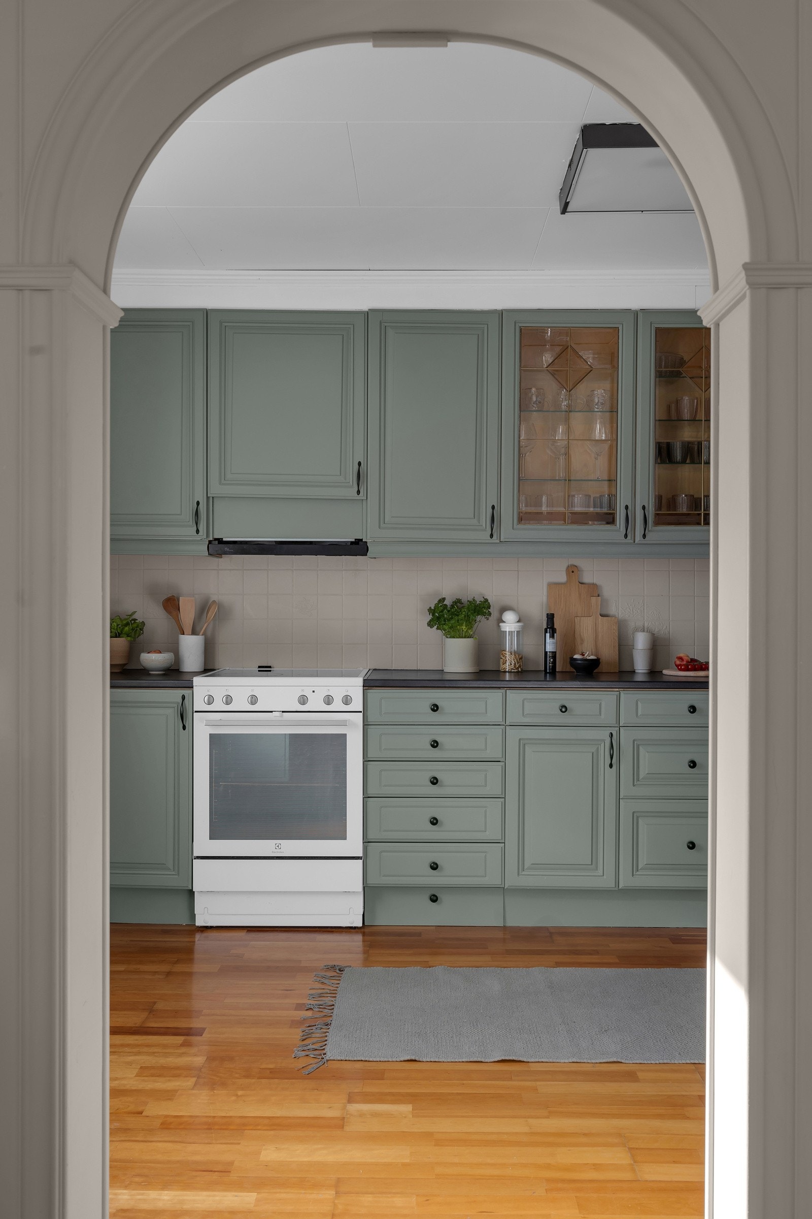 Fra spisestue er det inngang til ett koselig kjøkken. Galleribilde