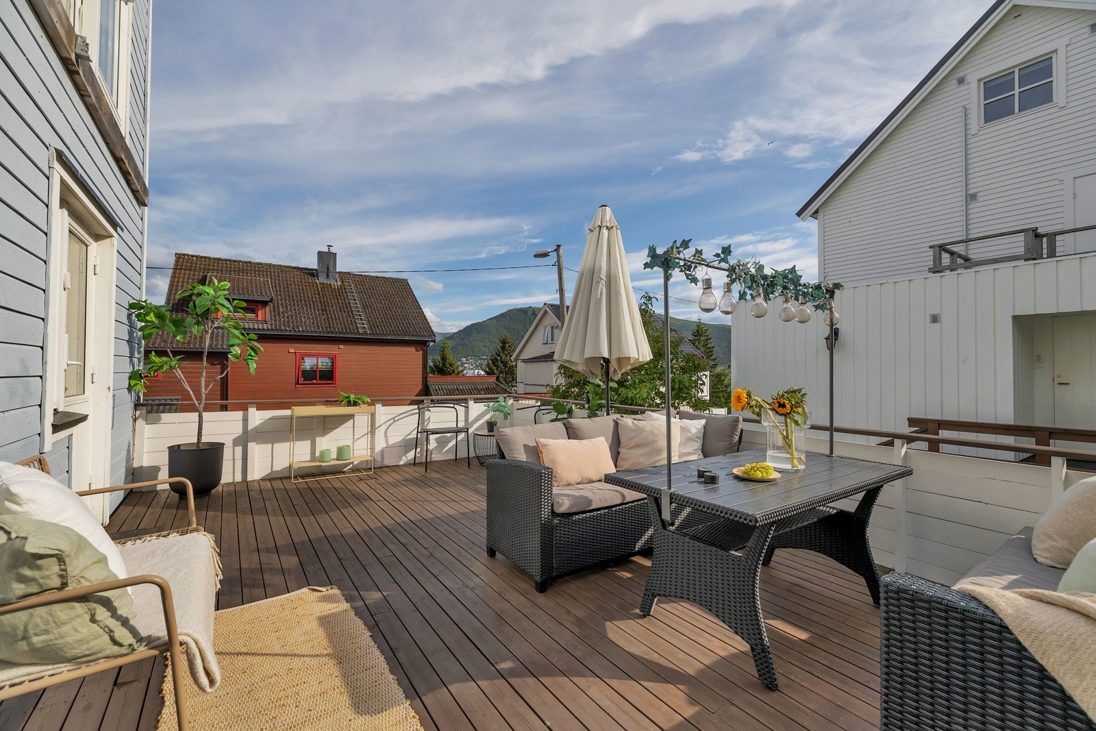 Sørvendt og solrikt uteområde med platt og plen. Galleribilde