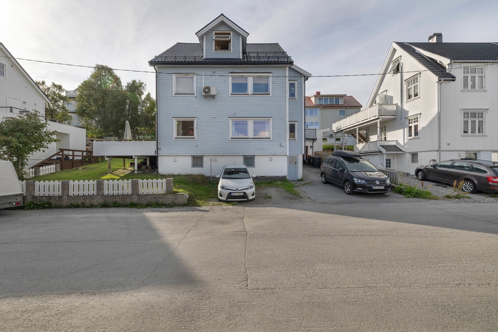 Fasade og parkering. Rolig og barnevennlig boområde i blindgate. Galleribilde