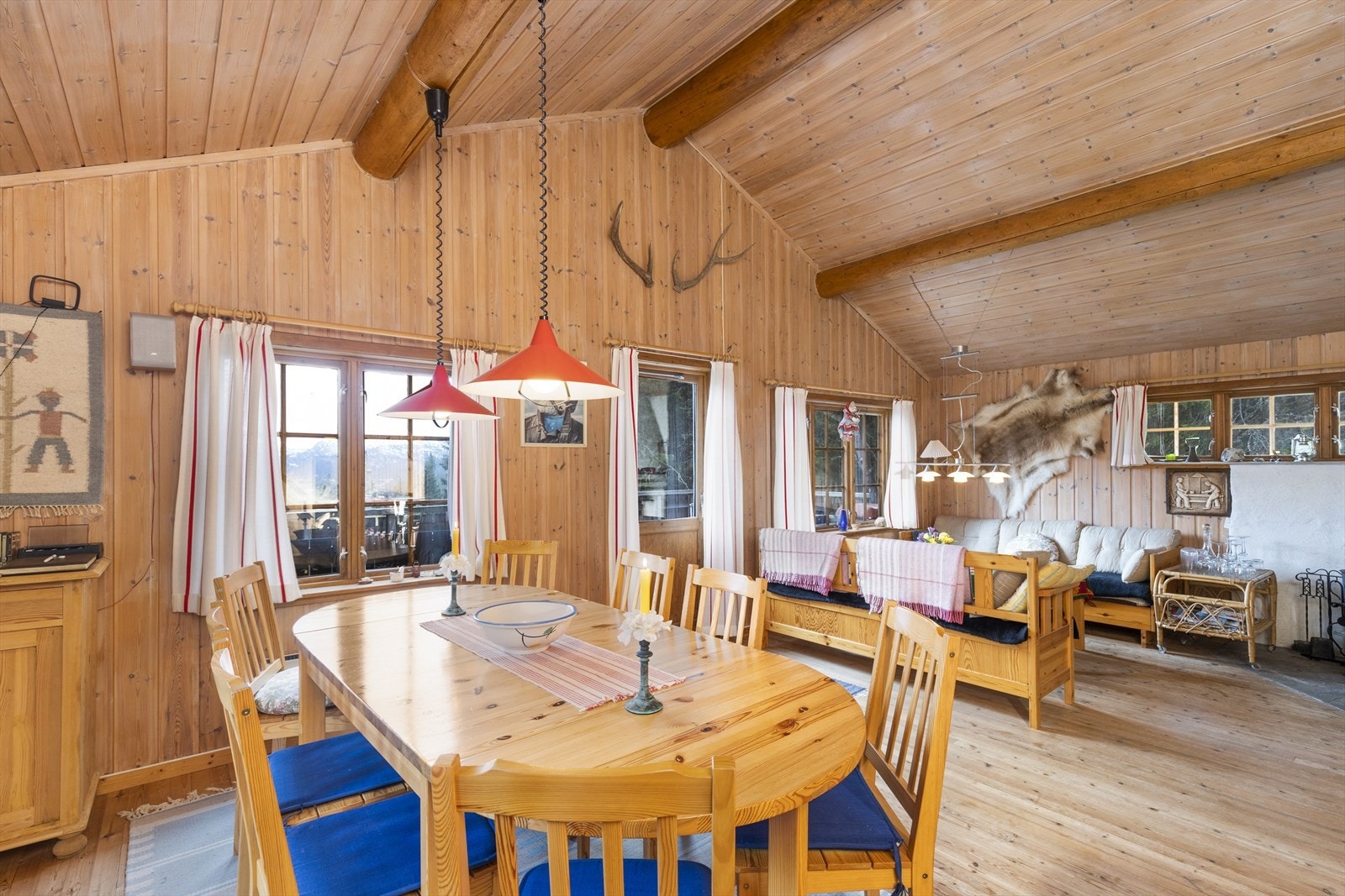 I stuen er det plass til både sofa og spisebord. Galleribilde