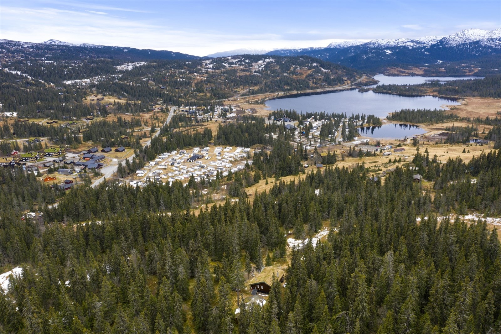 For å komme til hytta kjører du gjennom Haglebu feriesenter som stadig er i flott utvikling og tilbyr diverse arrangementer og fasiliteter. Galleribilde