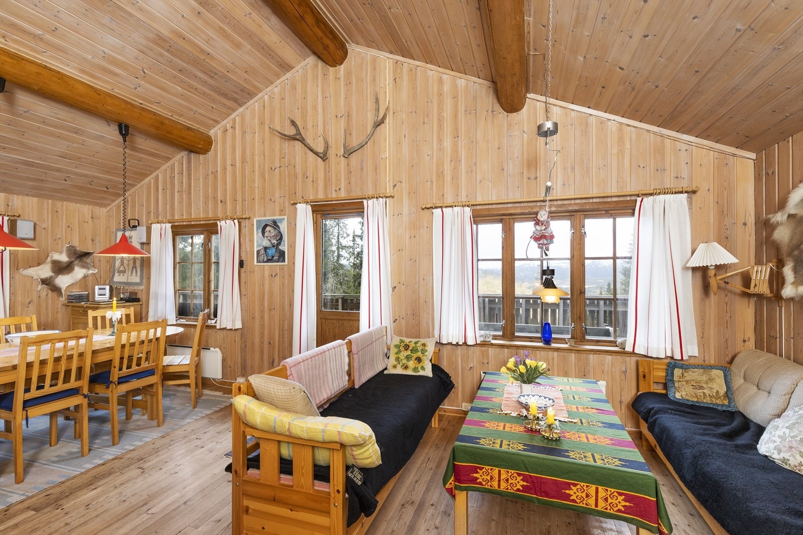 Stor stue som er et naturlig samlingssted under oppholdet. Med god plass til både spisebord og sofahjørne eller spillebord og lesekrok alt ettersom hva man ønsker. Galleribilde