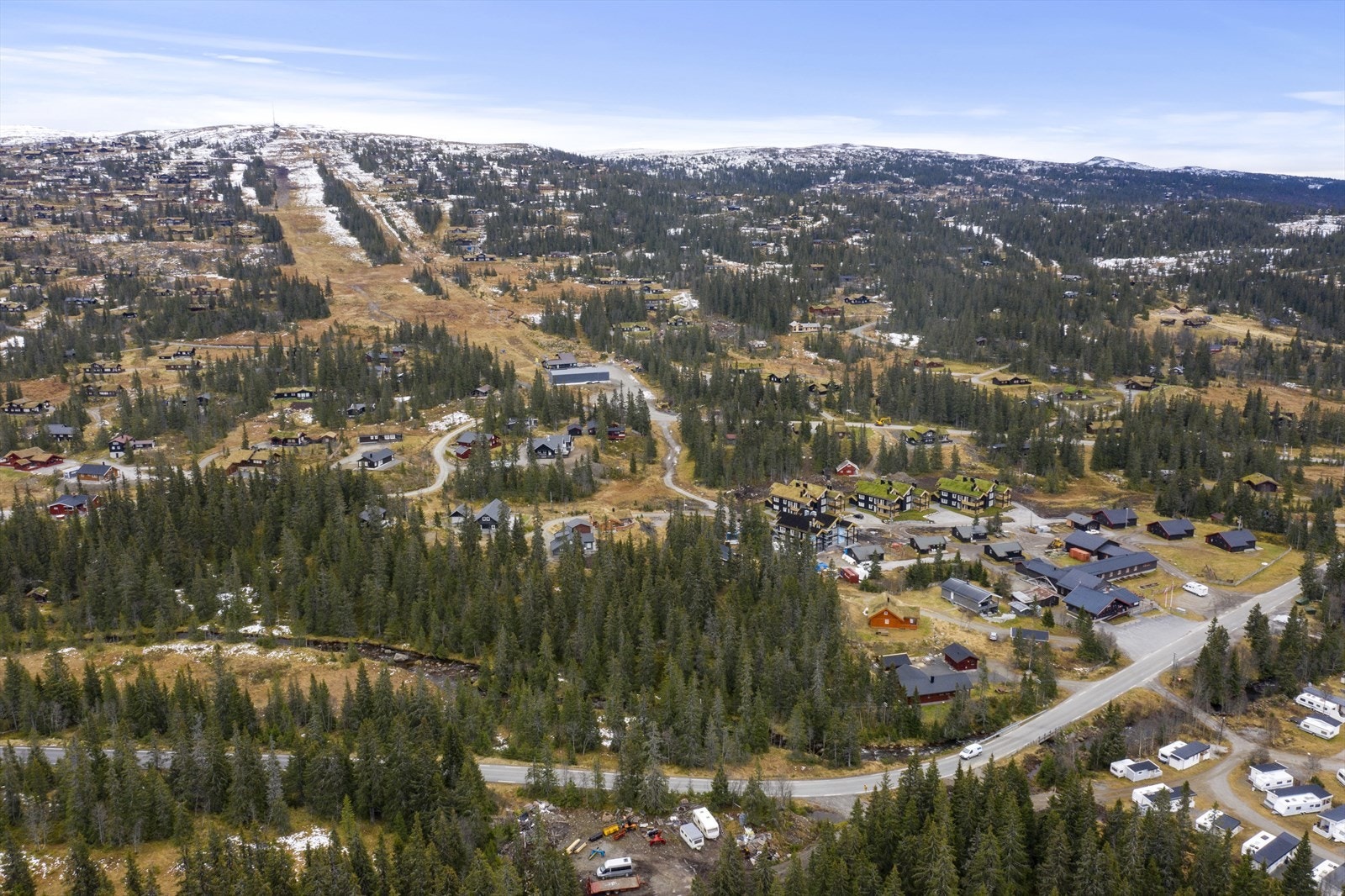 Skimulighetene i området er ypperlige med stor variasjonen. Det er enkelt å finne en trasé som passer for ditt nivå. Nærmeste oppkjørte skiløype ligger rett ved hytta og en kan enkelt koble seg på resten av løypenettet som Haglebu med området rundt har å Galleribilde