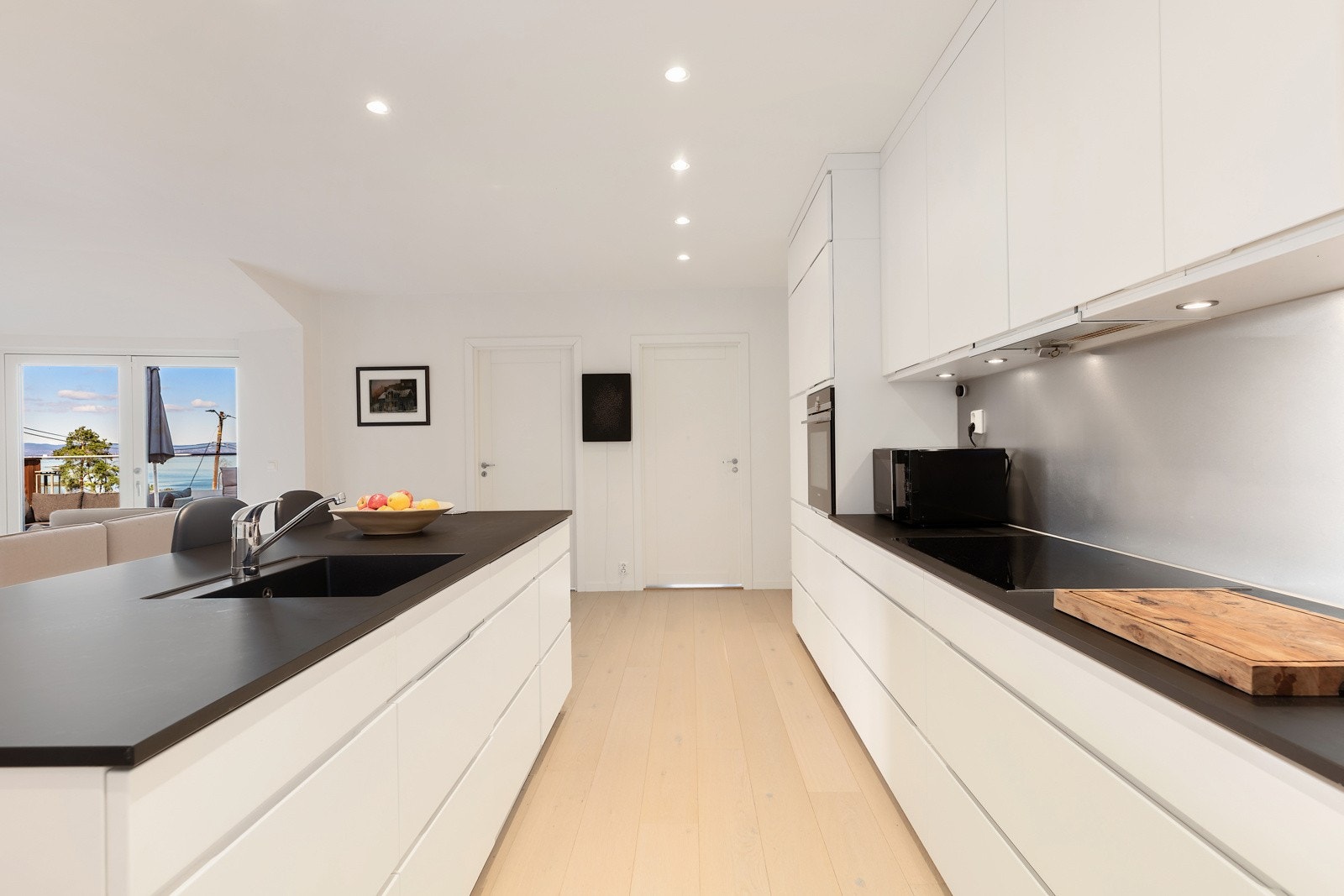 Praktisk kjøkken med mye benkeplass. Galleribilde