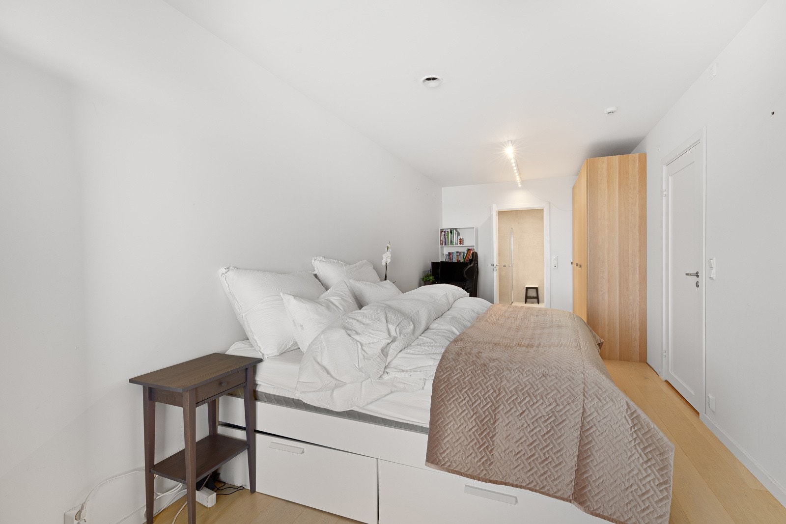 Soverom1 er stort og har plass til mye garderober Galleribilde