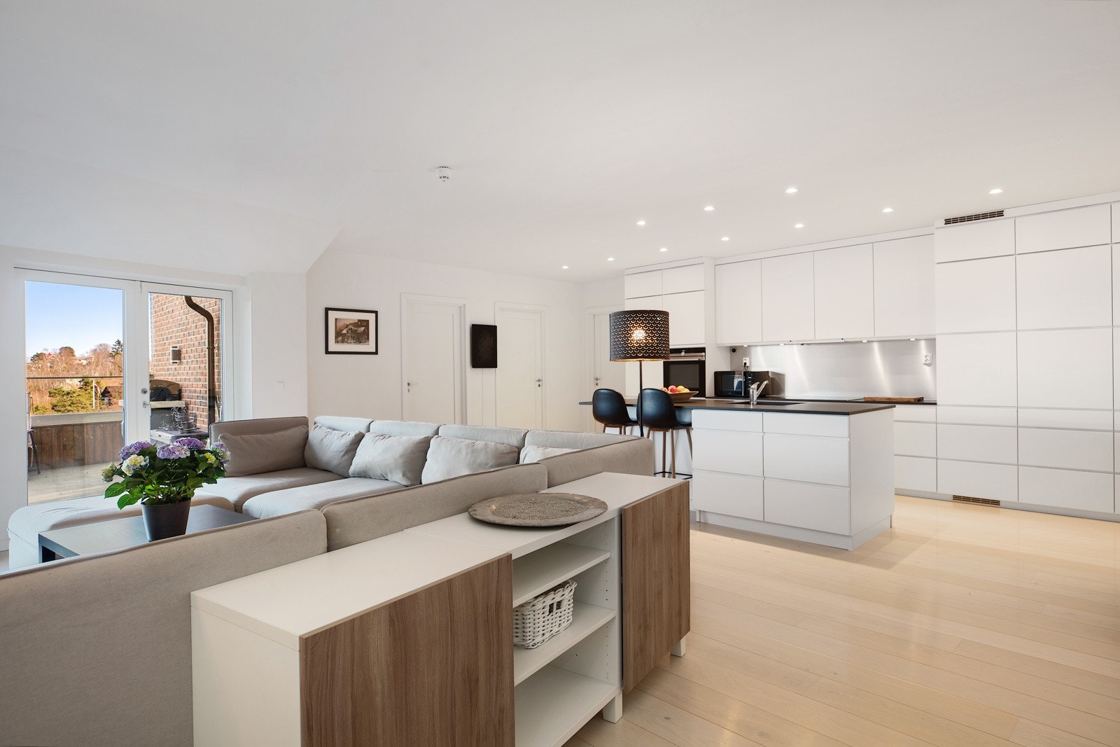 Åpen og lys stue Galleribilde