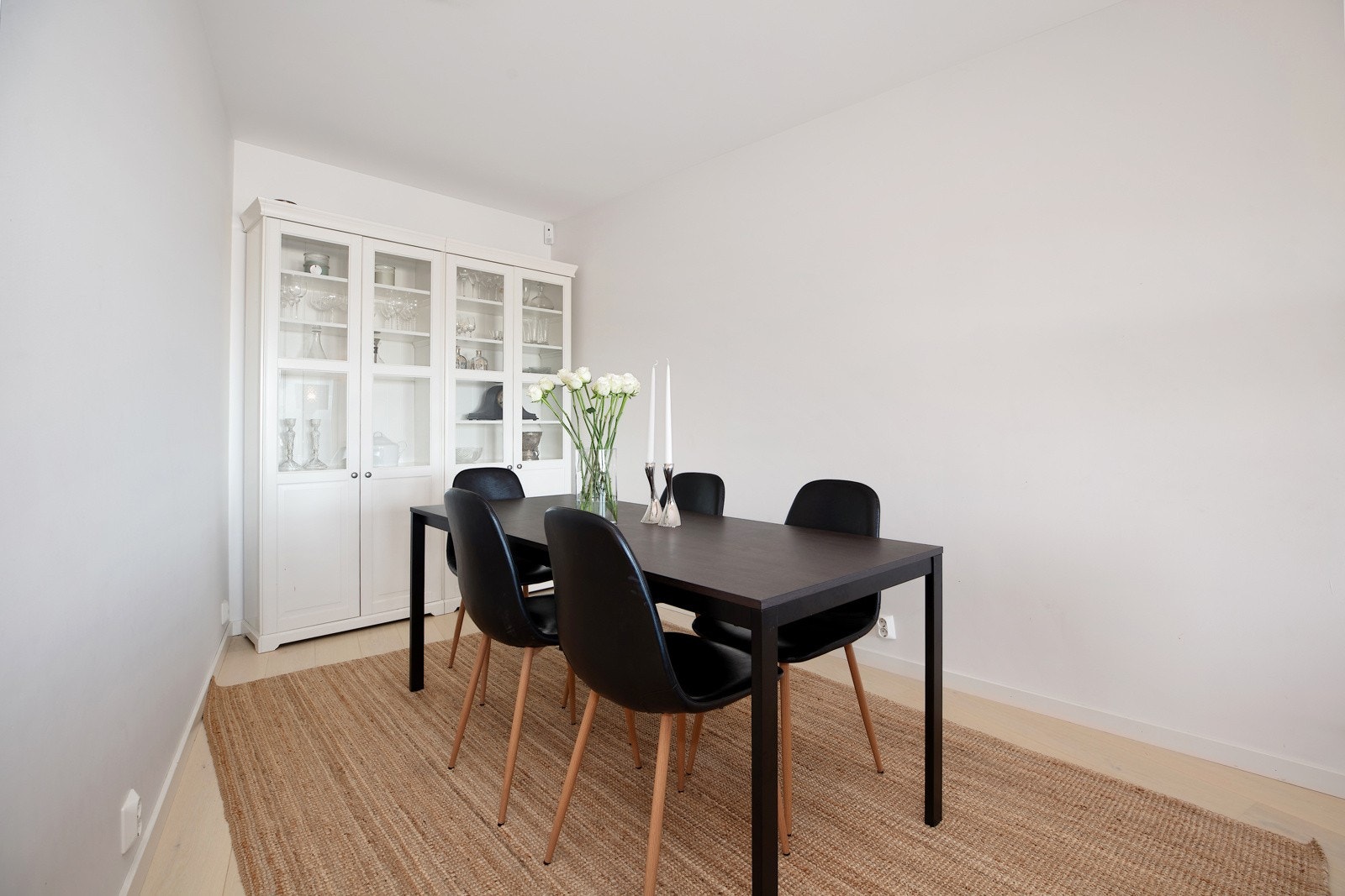 Stuen har også plass til spiseplass Galleribilde