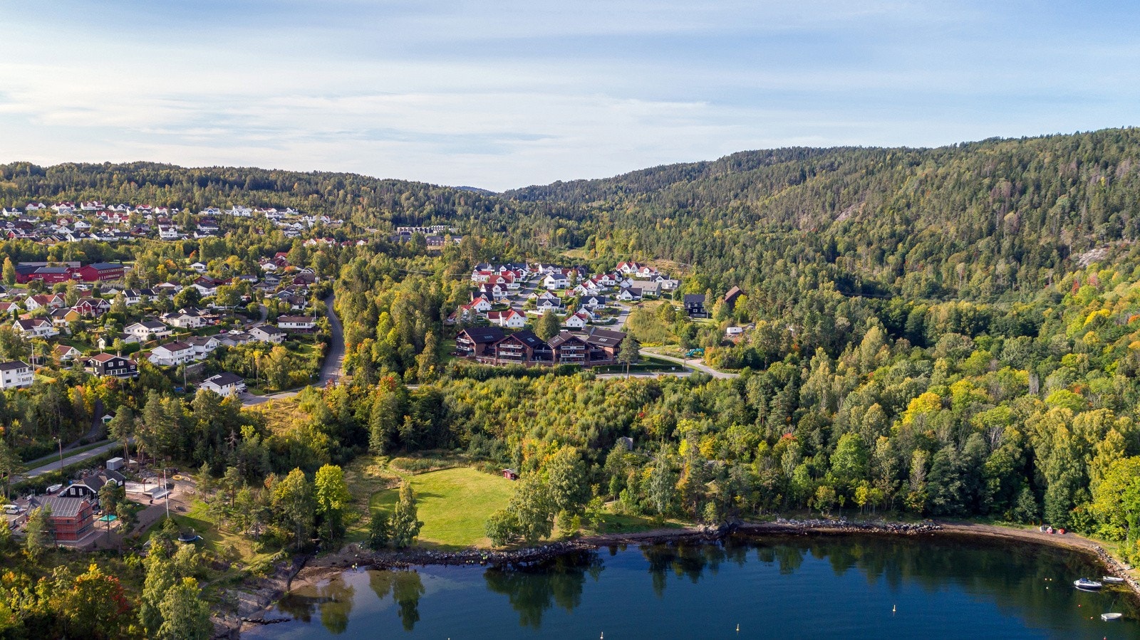 Bygget er beliggende få meter fra sjøen Galleribilde