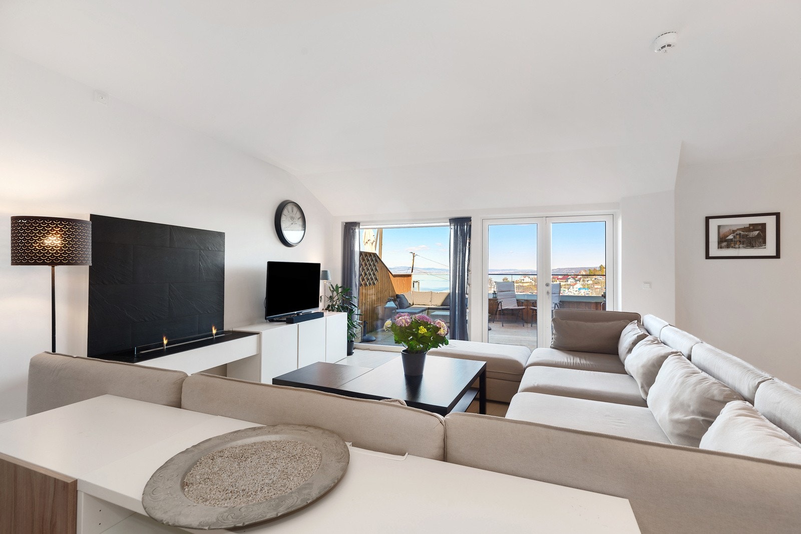 Stuen har utgang til terrassen Galleribilde