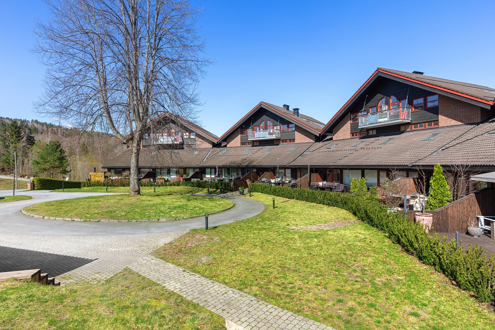 Velkommen til Baarsrudveien 2 - Hyggelig inngangsparti og uteområder. Galleribilde