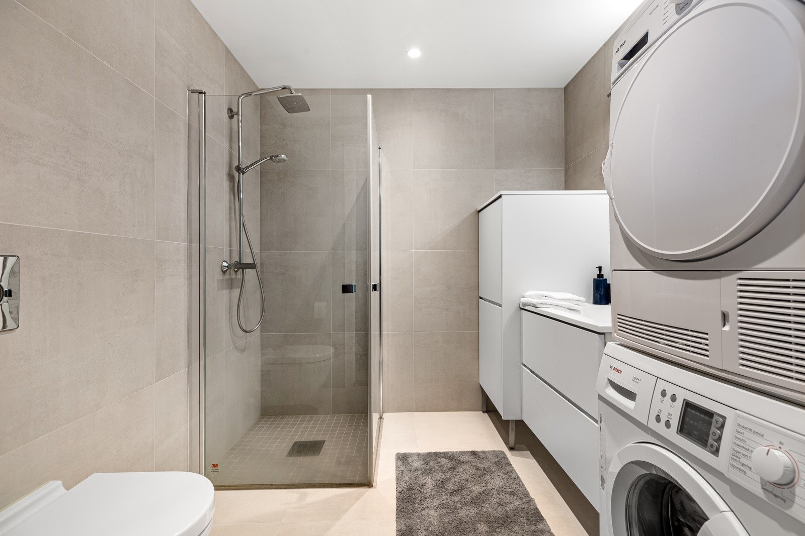 Bad kombinert med vaskerom Galleribilde