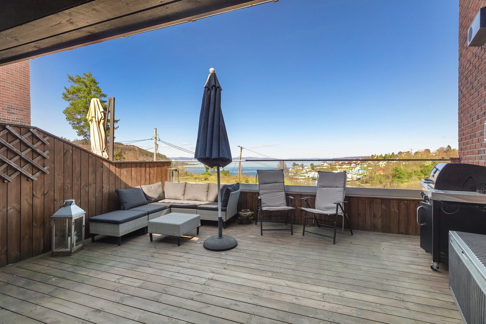 Romslig terrasse med flott utsikt Galleribilde