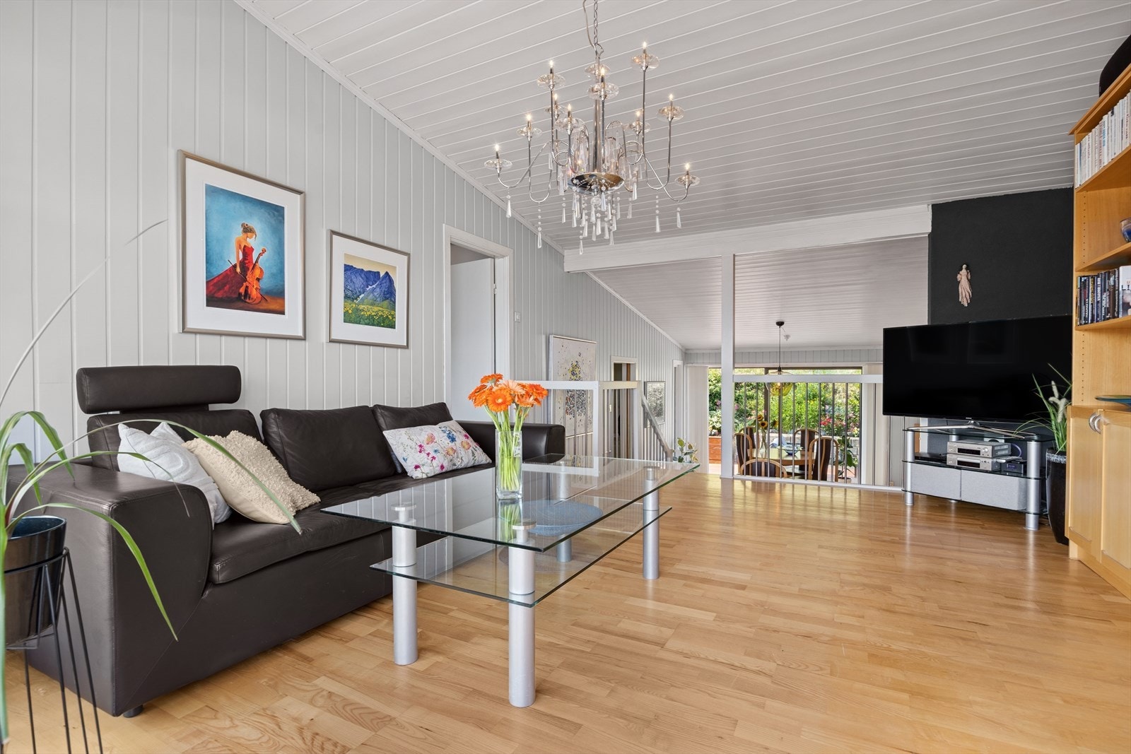 Stuen har plass til sofagruppe med tilhørende TV-møblement. Galleribilde