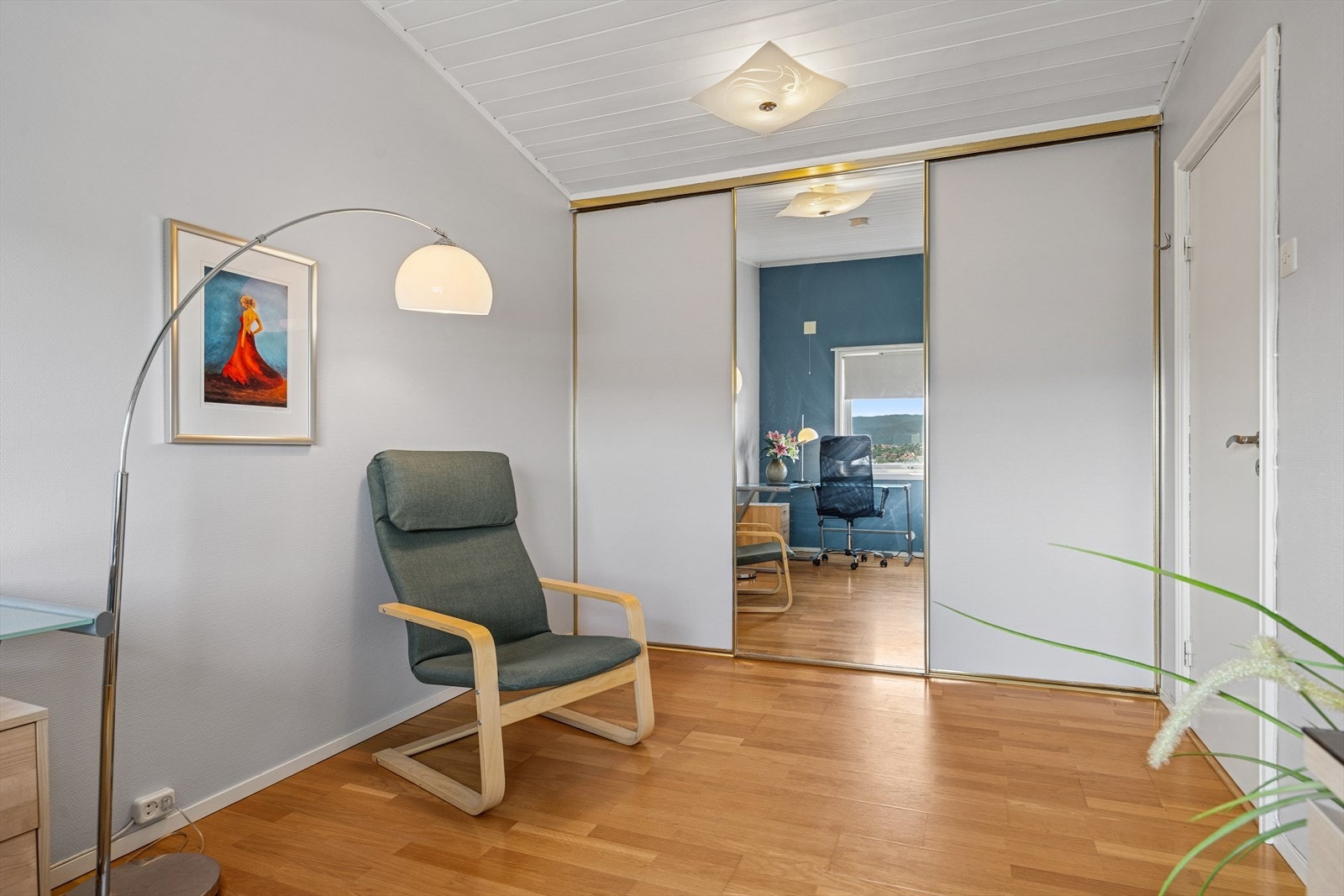 Hovedsoverom, som brukes som hjemmekontor. Malt glassfiberstrie på vegger, eikelaminat på gulv, stor skyvedørsgarderobe, lamellgardin og rullegardin. Galleribilde