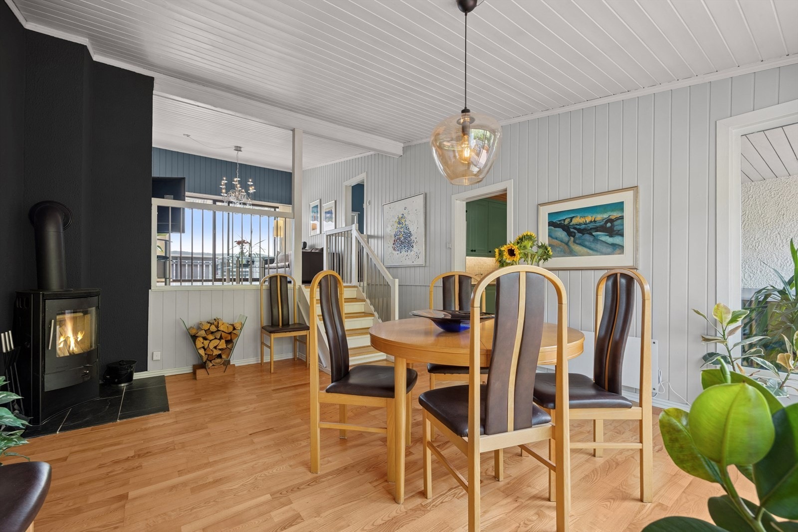 Lys og luftig spisestue med store vindusflater og god takhøyde - her er det plass til hele familien. Galleribilde