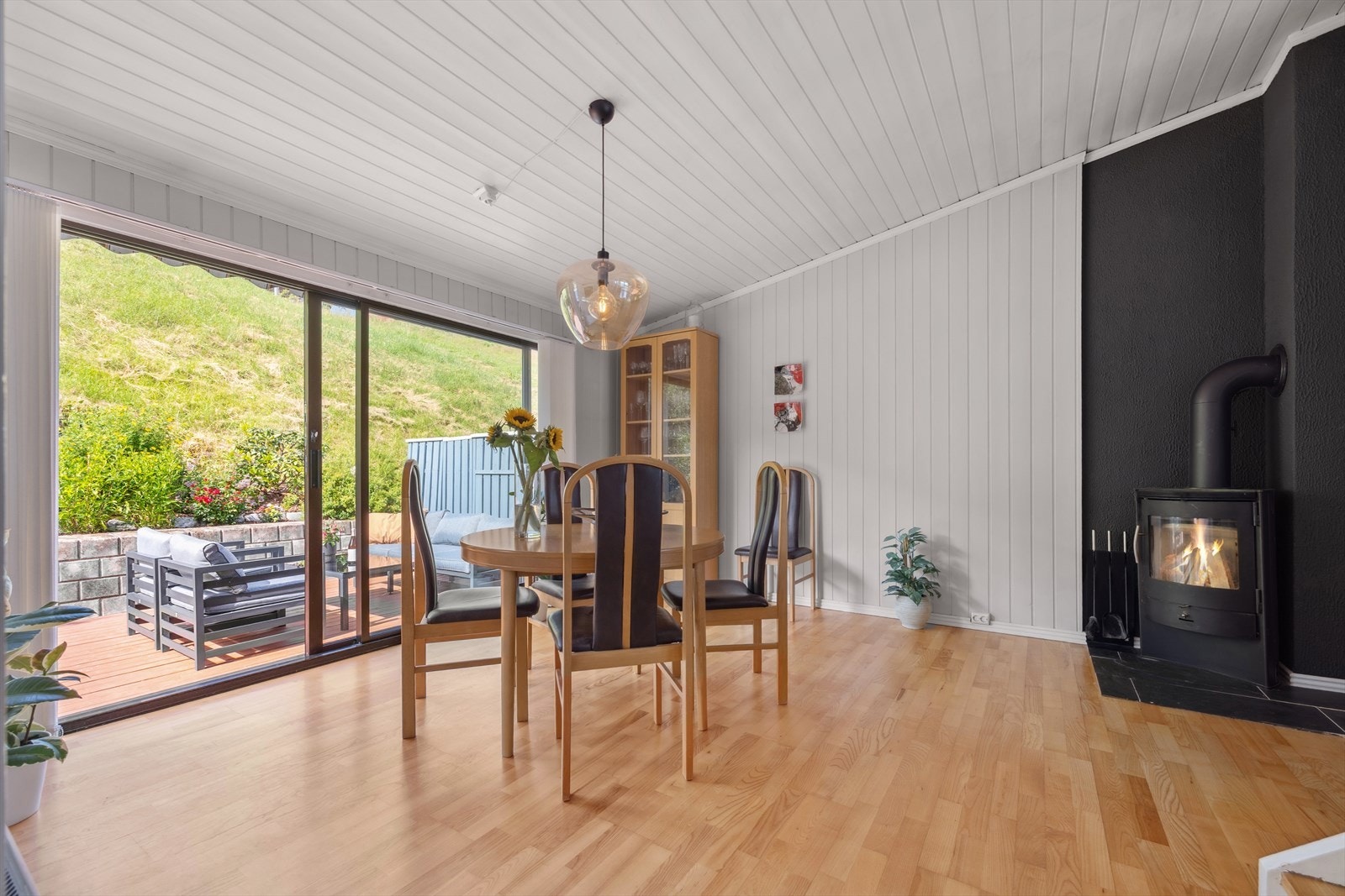 Ved salongen er det stemningsfull peis, som gir ekstra hygge gjennom vinterhalvåret. Galleribilde
