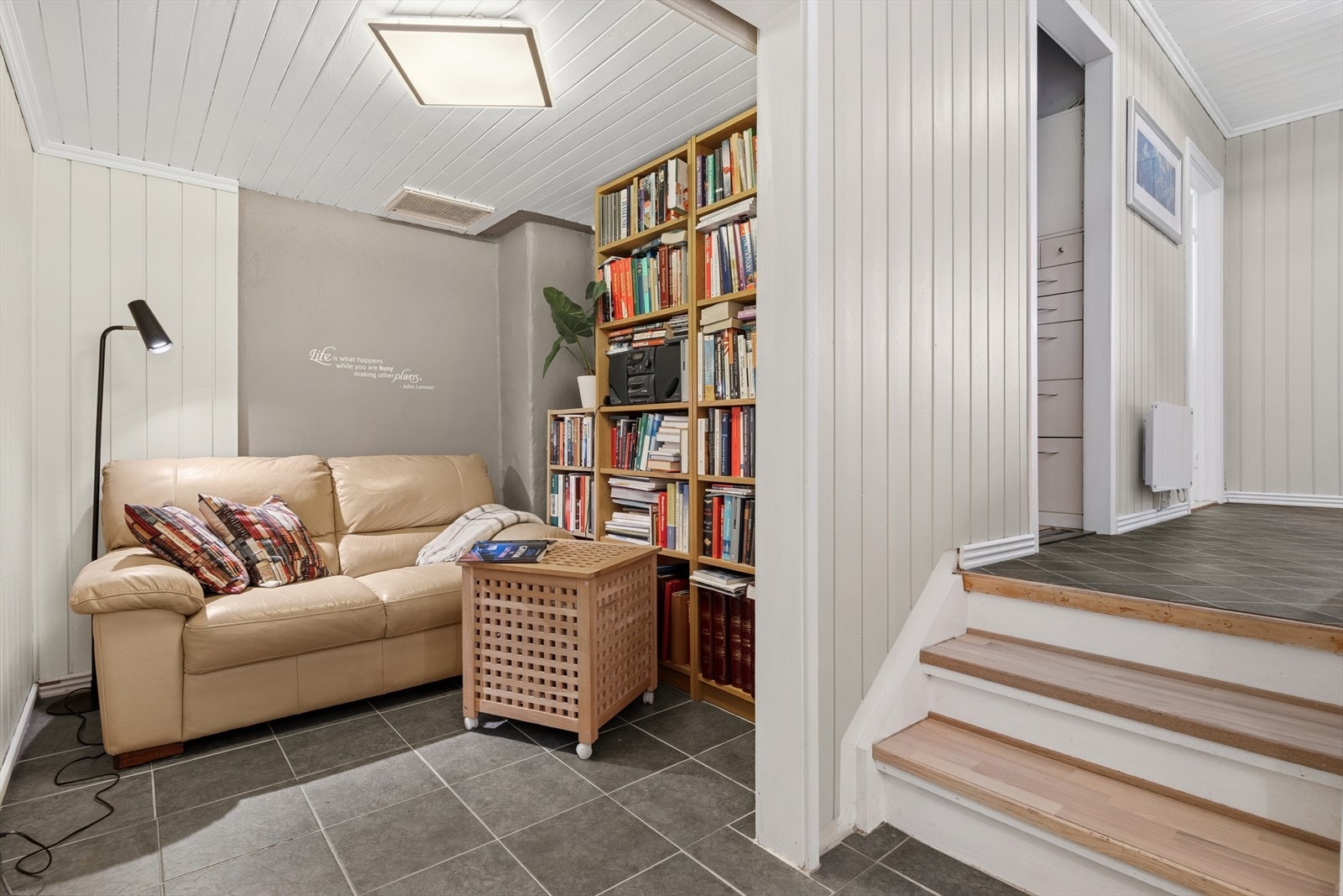 Rommet brukes som leserom. Malt panel i tak, malt panel og mur inkl pipe på vegger og keramiske fliser med varmekabler i gulvet. Galleribilde