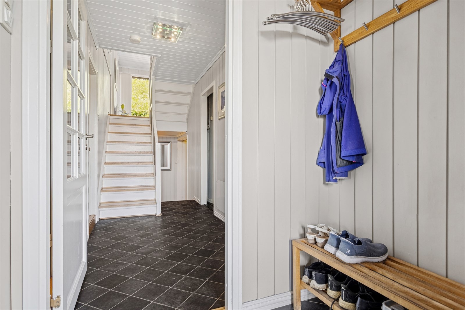 Malt panel på vegger og tak, vinylbelegg på gulv, Mill pnelovn med glassfront. Galleribilde