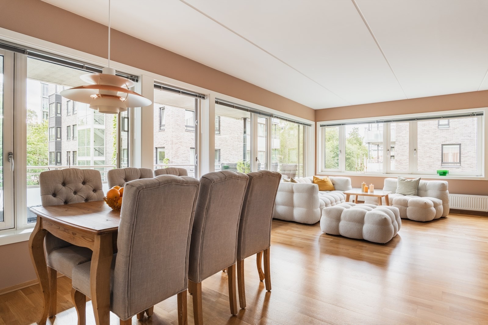 Leiligheten har en svært god planløsning med romslige rom, gode oppholdssoner og oppleves som enkel å møblere. Galleribilde