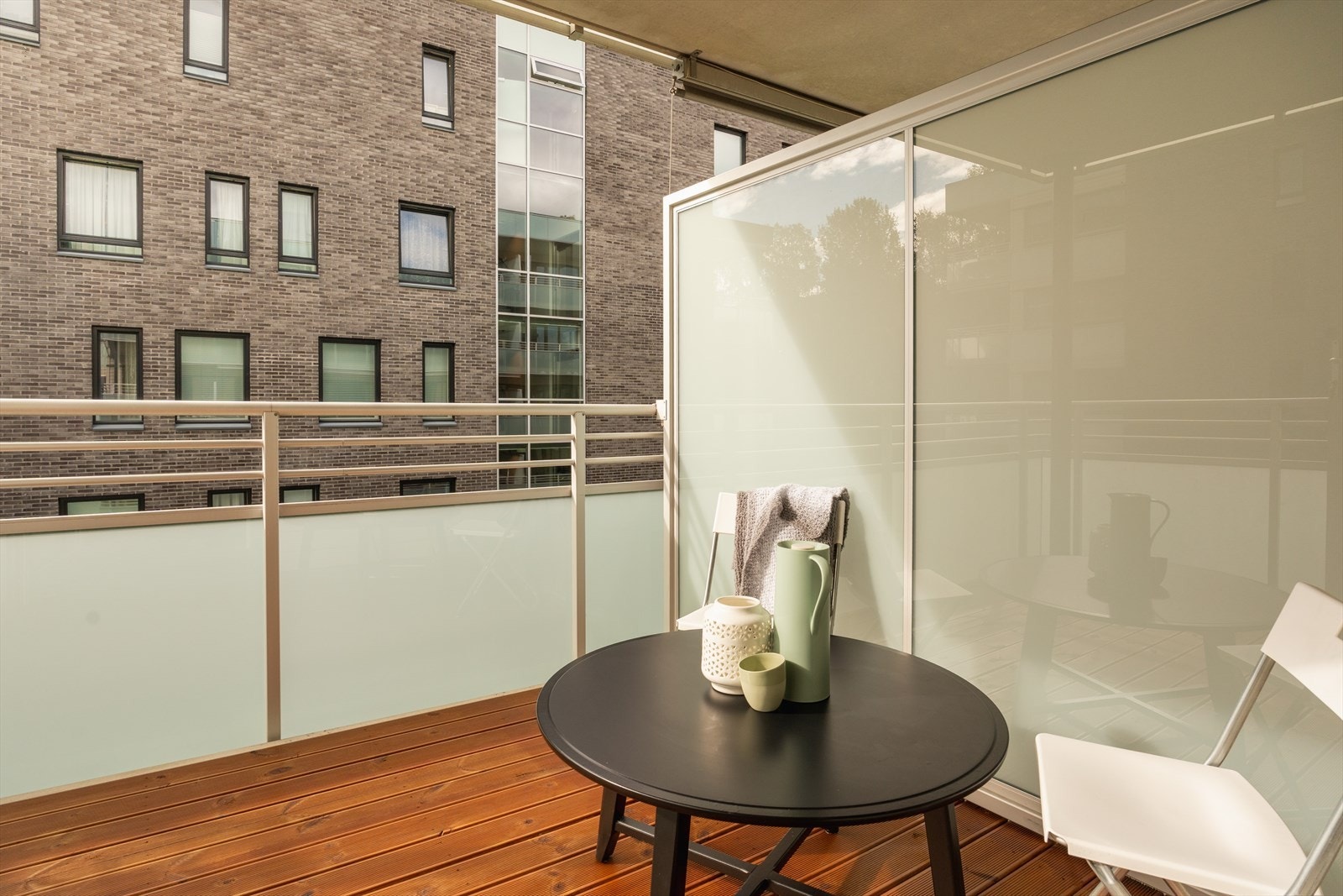 Herlig vestvendt balkong på ca 8kvm med adkomst fra soverom - terrassebordene beiset i 2025. Galleribilde