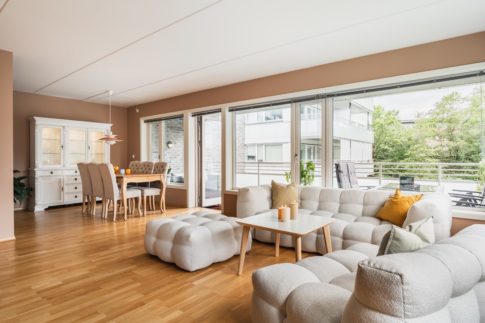 Generøse vindusflater gir rikelig med lysinnslipp og gir en herlig romfølelse. Takhøyde målt til 2,47m. Galleribilde