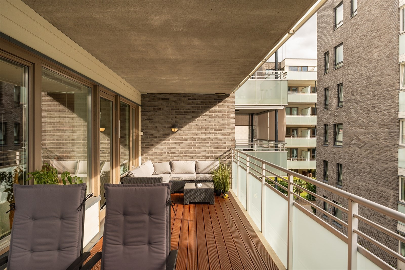 Leiligheten ligger fint til i 3. etasje inneholder: Stue, kjøkken, 2 soverom, bad, toalettrom og entré, samt to balkonger på hhv. 18 og 8 kvm og garasjeplass m/lader.
Heis fra garasjekjeller til leilighetesplan. Galleribilde