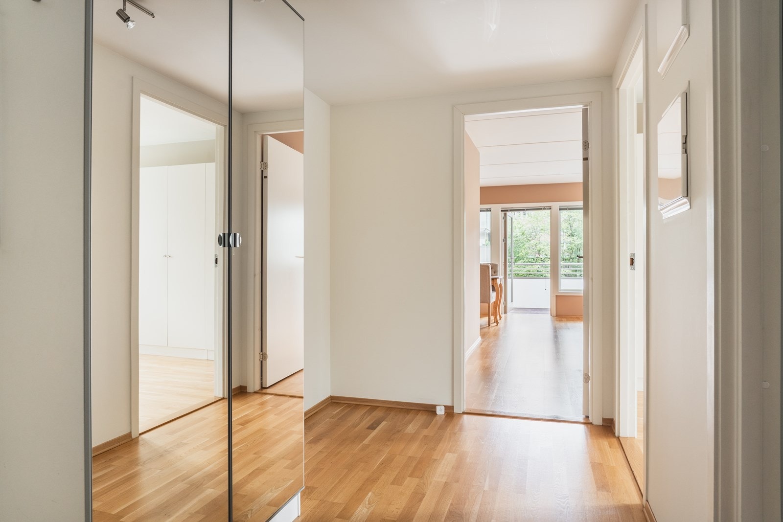 Romslig og innbydende entré med god plass til garderobeskap. Galleribilde