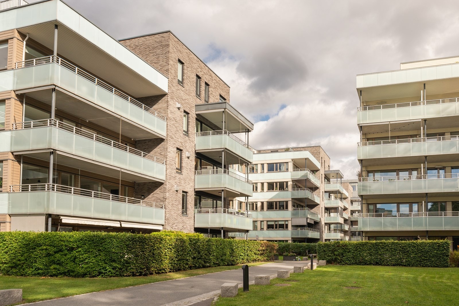 Leiligheten ligger i velholdt bygg fra 2008 med flotte fasiliteter som underjordisk garasjeanlegg og heis. Galleribilde