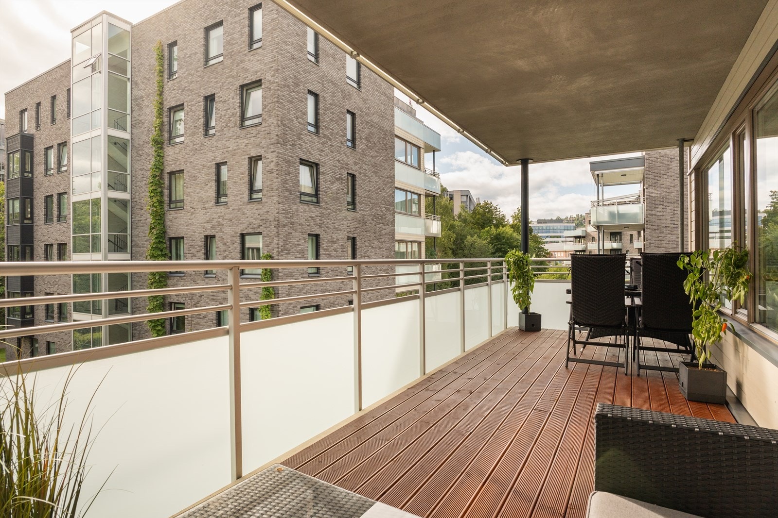 Meget attraktiv internbeliggenhet på hjørnet, med sydvestvendt orientering for optimale solforhold fra tidlig formiddag til kveld. Leiligheten vender ut mot grønne, bilfrie fellesområder. Galleribilde