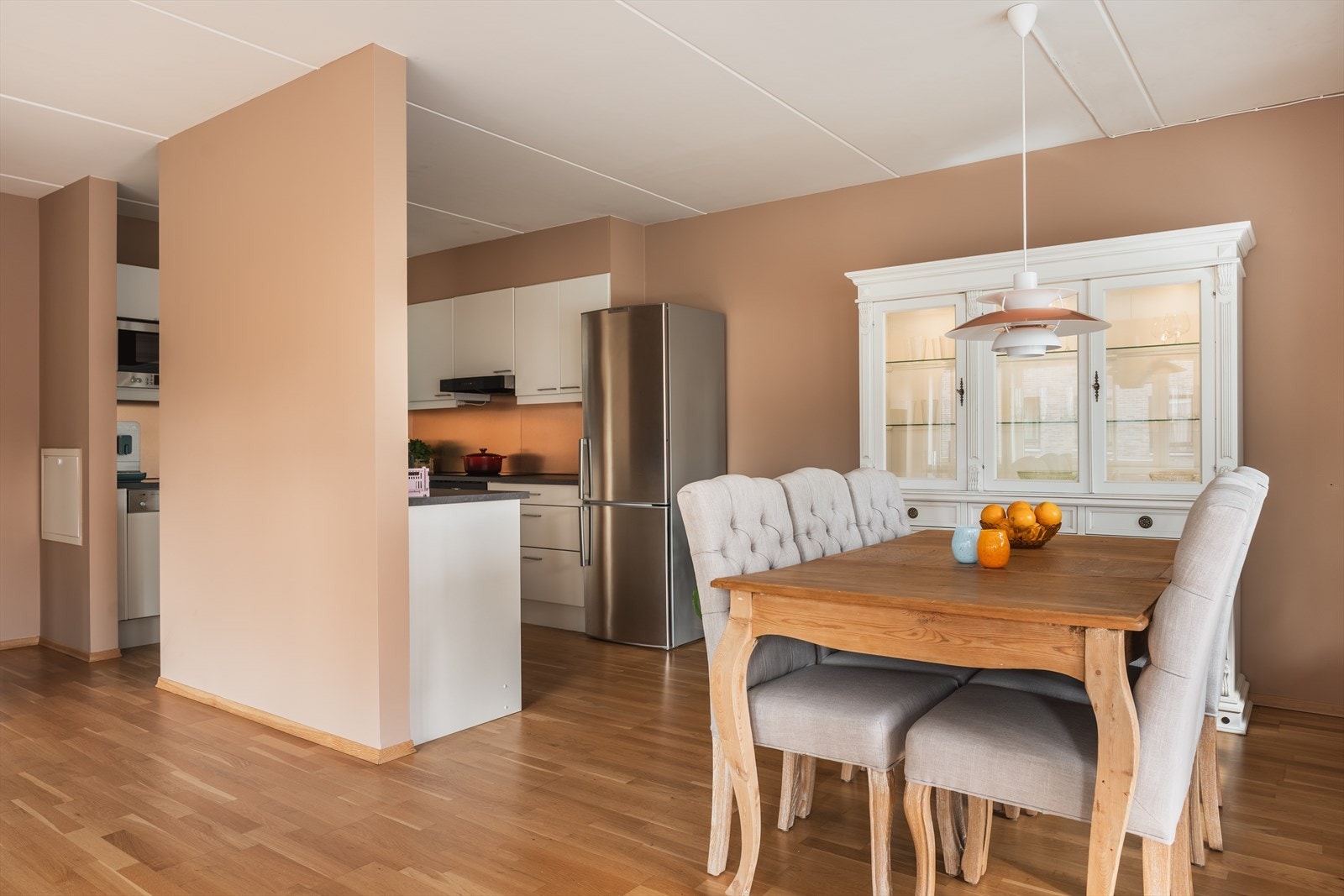 Kjøkkenet ligger tilbaketrukket men likevel åpent og sosialt til mot spisegruppe. Ønsker man en mer åpen løsning kan skilleveggen tas ned. Galleribilde