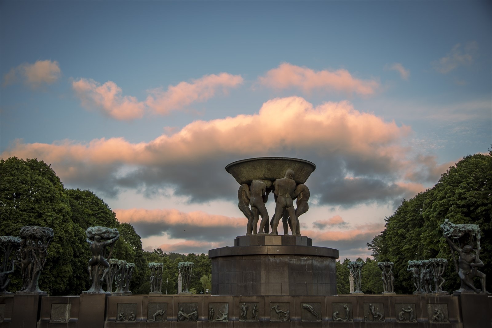 Her bor du med nærhet til flere grønne lunger og turområder. Vakre Frognerparken med Vigelandsanlegget ligger bare noen få minutters gange fra leiligheten. Galleribilde