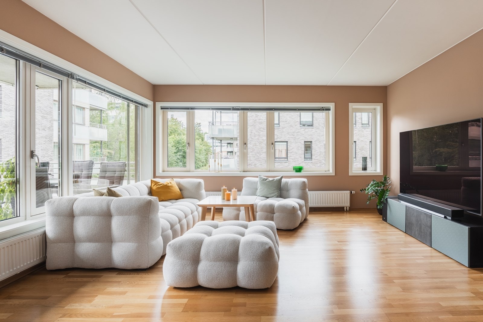 Leiligheten varmes opp via radiatorer tilknyttet fjernvarme. Bygget har balansert ventilasjon. Galleribilde