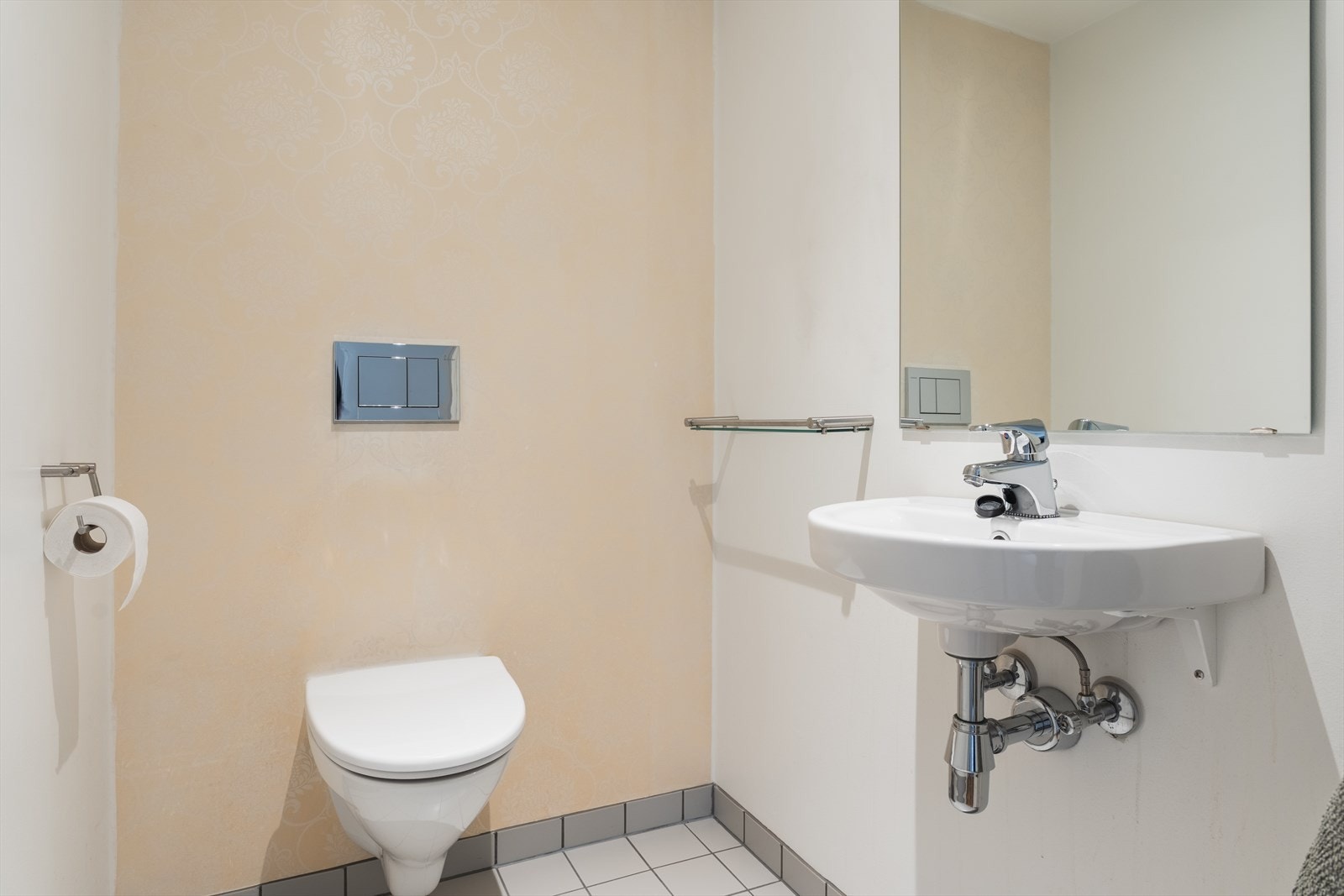 Praktisk wc med servant og varme i gulv. Galleribilde