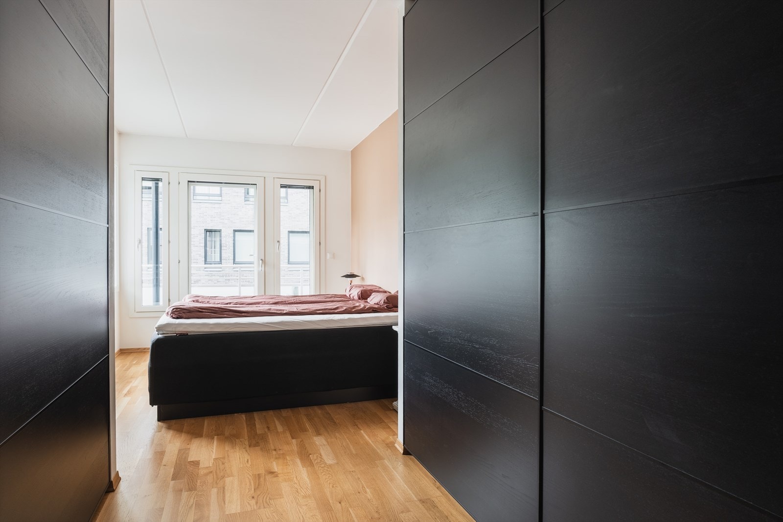 Hovedsoverom har walk-through garderobe med skyvedører fra gulv til tak, gir masse lagringsplass. Galleribilde