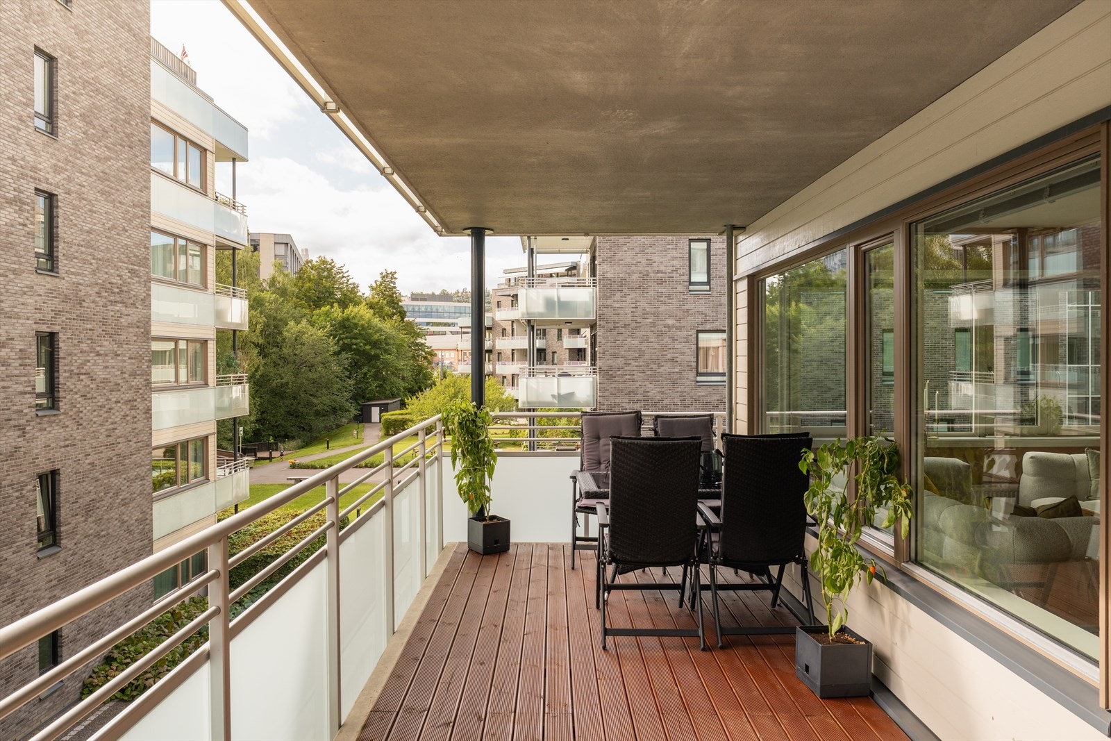 Den sydvestvendte balkongen fra stuen måler hele 18 kvm. Terrassebord (rillet) byttet i 2022 og beiset i 2025. Galleribilde