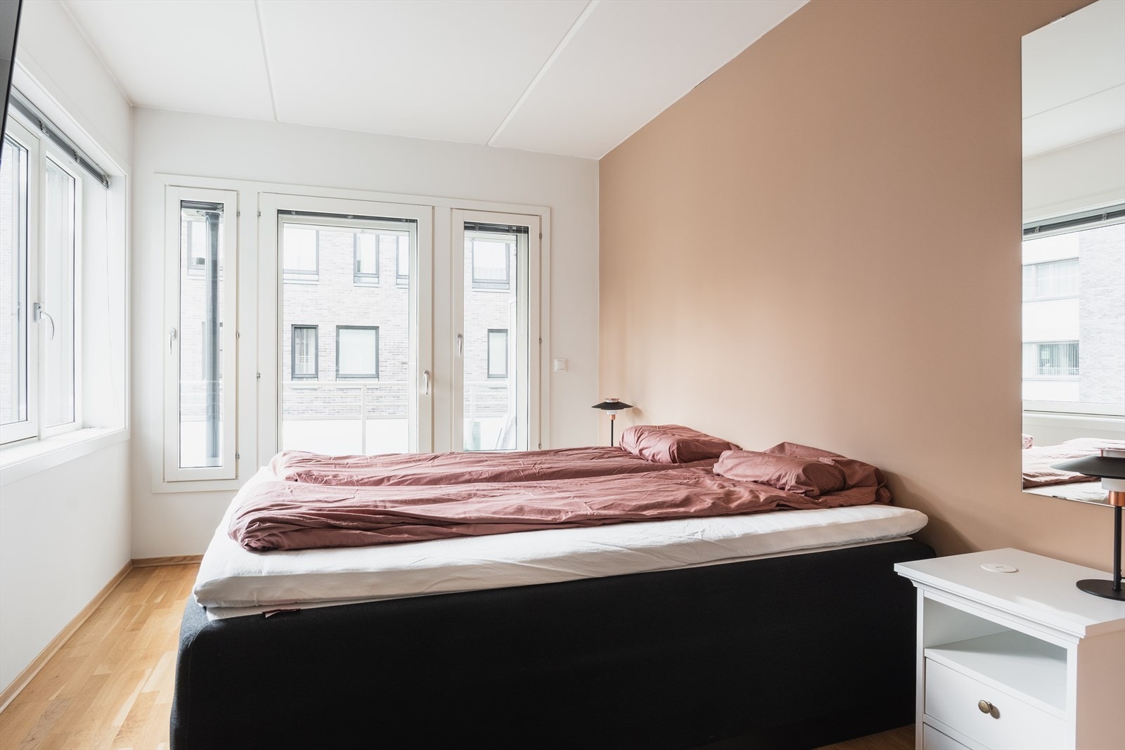 Meget lyst og romslig hovedsoverom med utgang til hyggelig balkong på ca. 8 kvm. Galleribilde