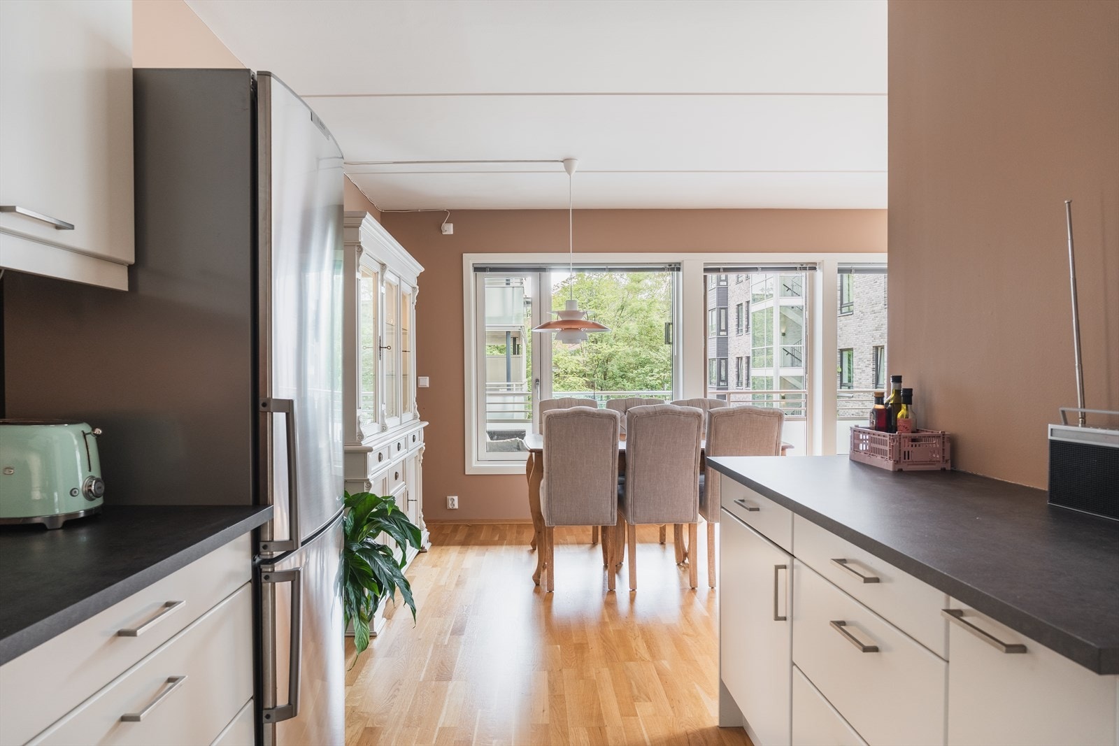 Kjøkkenet byr på gode arbeissoner og rikelig med oppbevaringsplass i skuffer og skap. Galleribilde